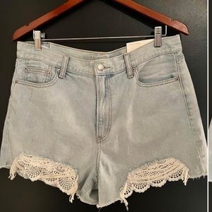 Distressed w Lace Jean shorts